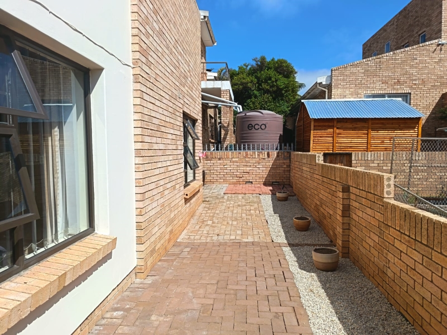 To Let 2 Bedroom Property for Rent in Wavecrest Eastern Cape
